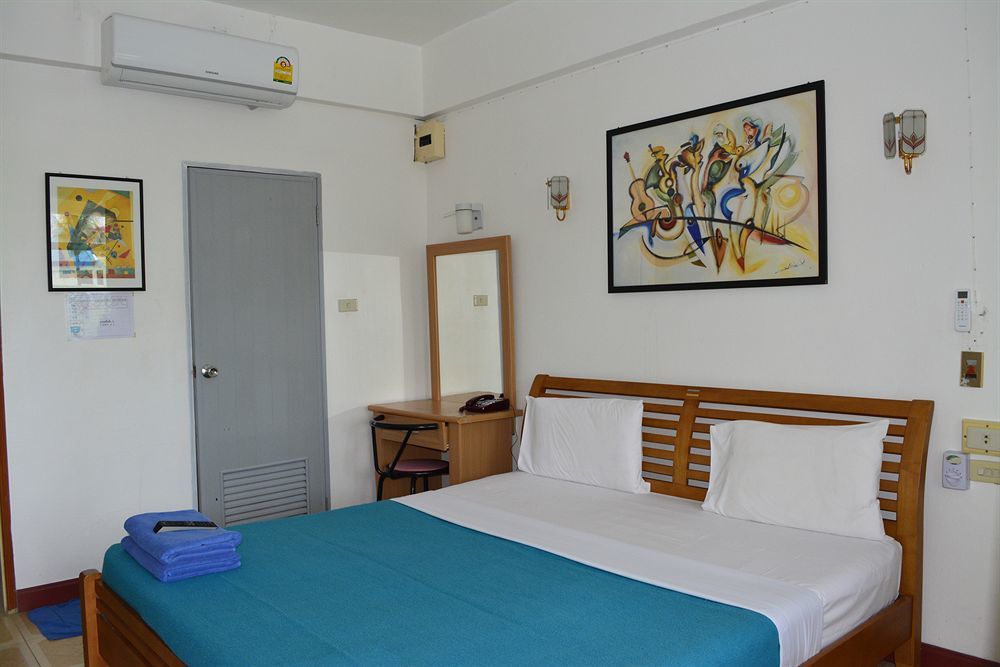 The Expat Hotel Patong Экстерьер фото