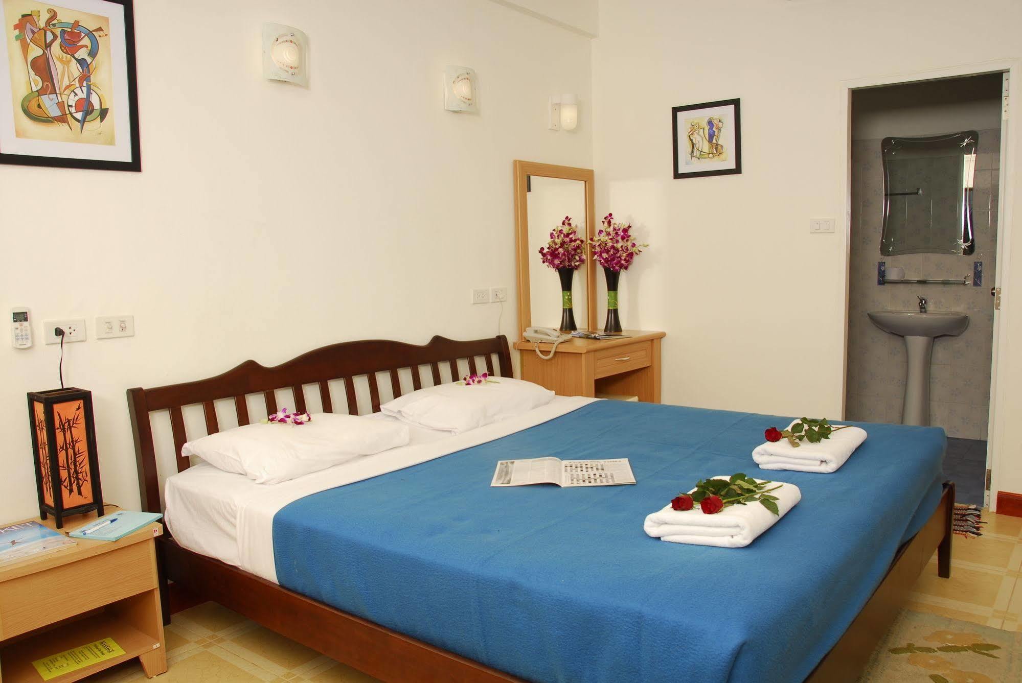 The Expat Hotel Patong Экстерьер фото