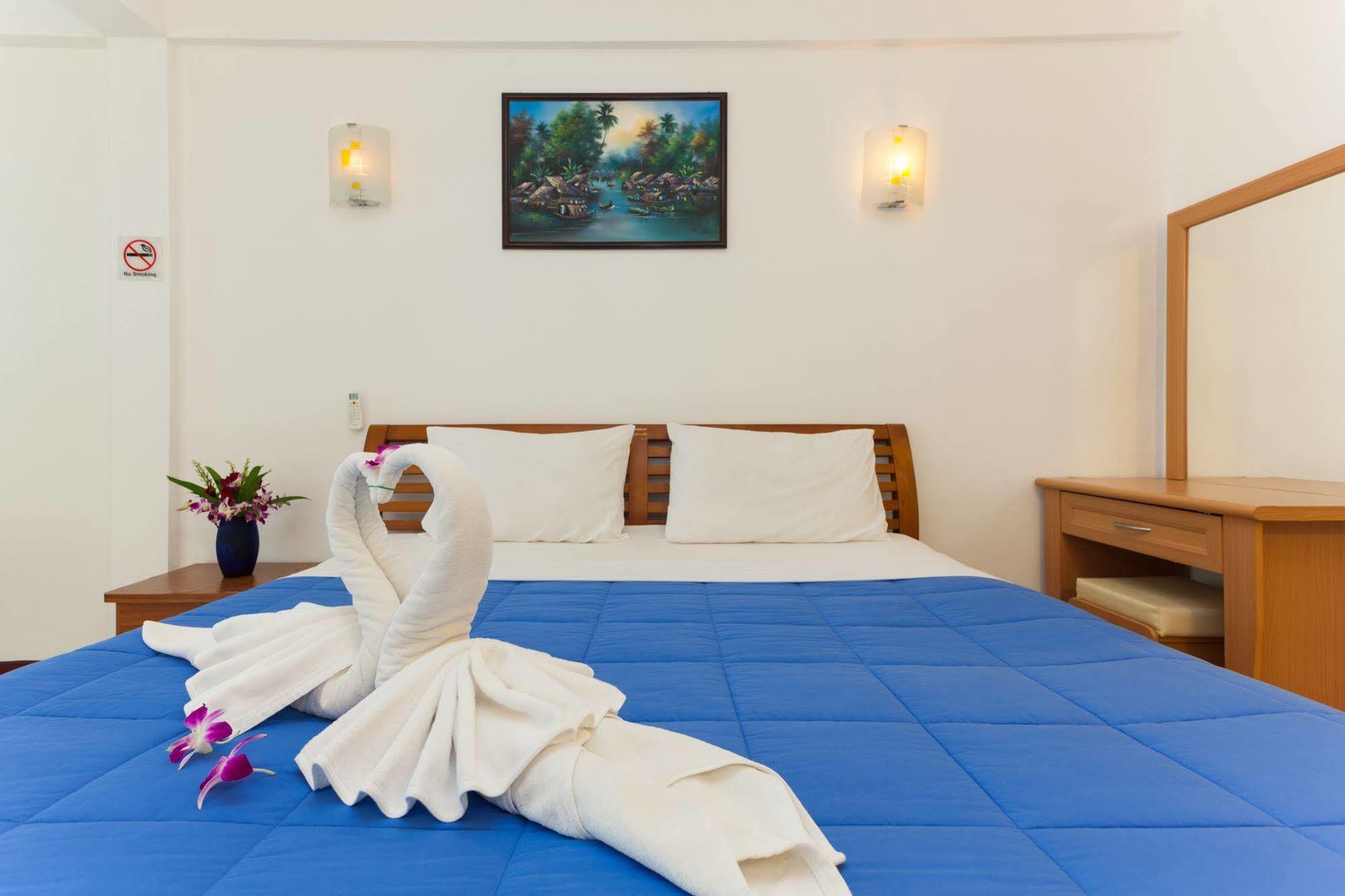 The Expat Hotel Patong Экстерьер фото