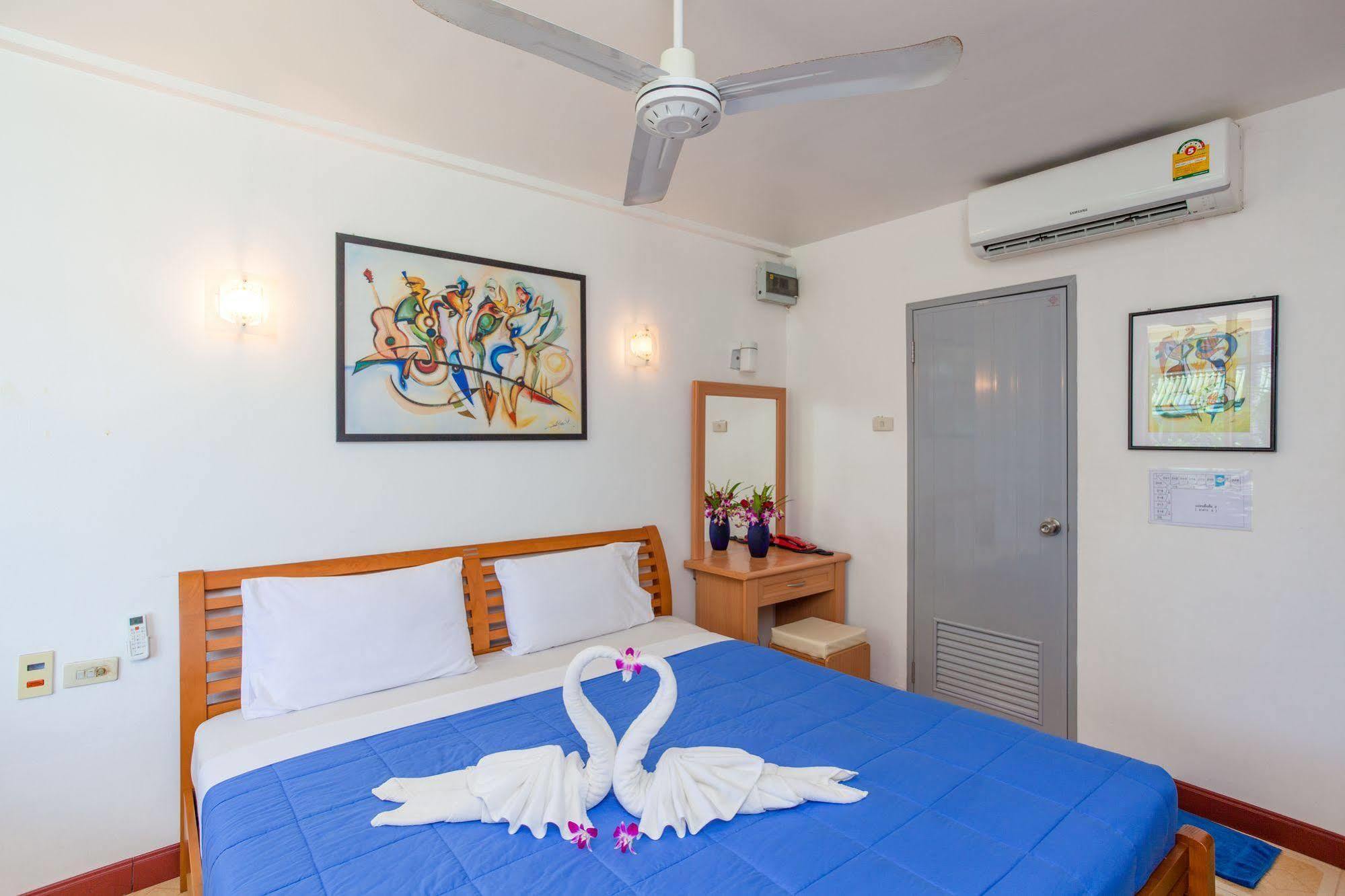 The Expat Hotel Patong Экстерьер фото