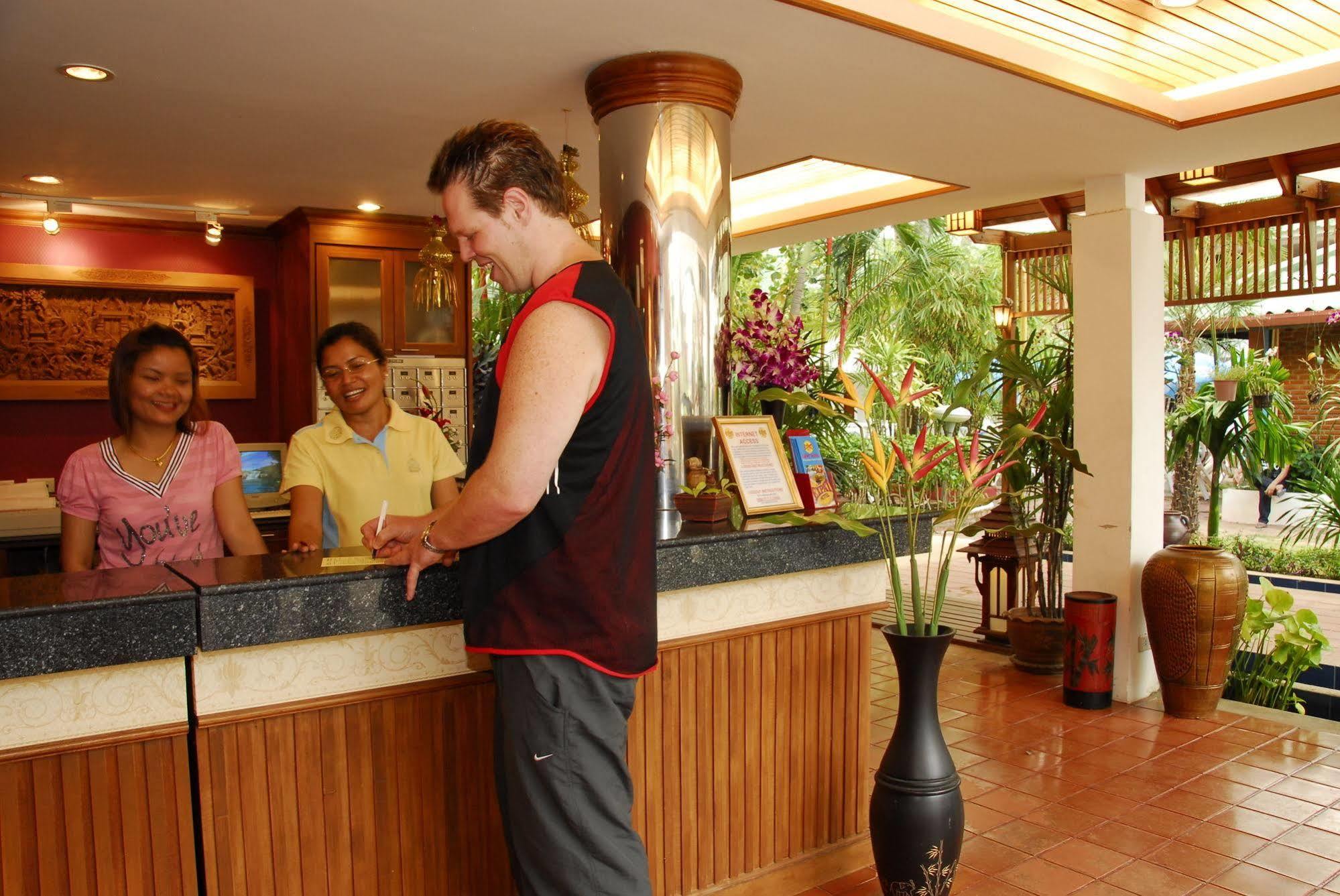 The Expat Hotel Patong Экстерьер фото